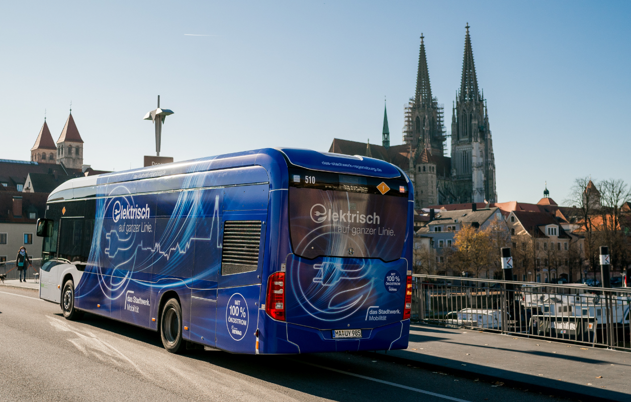 By equipping the Regensburg bus depot with charging and power distribution technology from Siemens, 22 new electric buses can be charged with 150 kW each