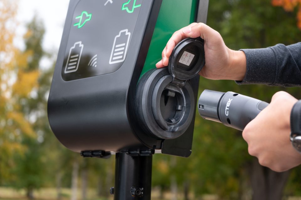 CTEK’s charger wins UK EMobility award Electrical Contracting News