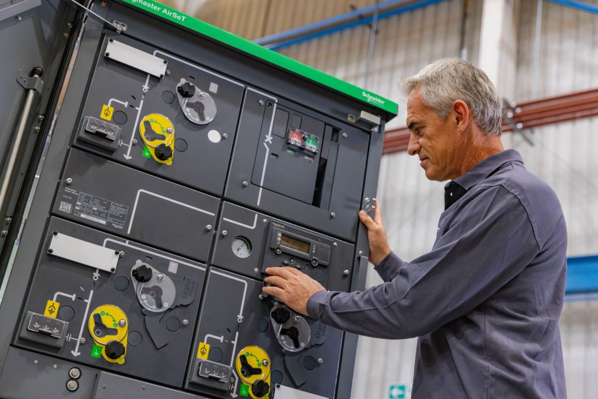 Schneider Electric launches Ringmaster AirSeT switchgear