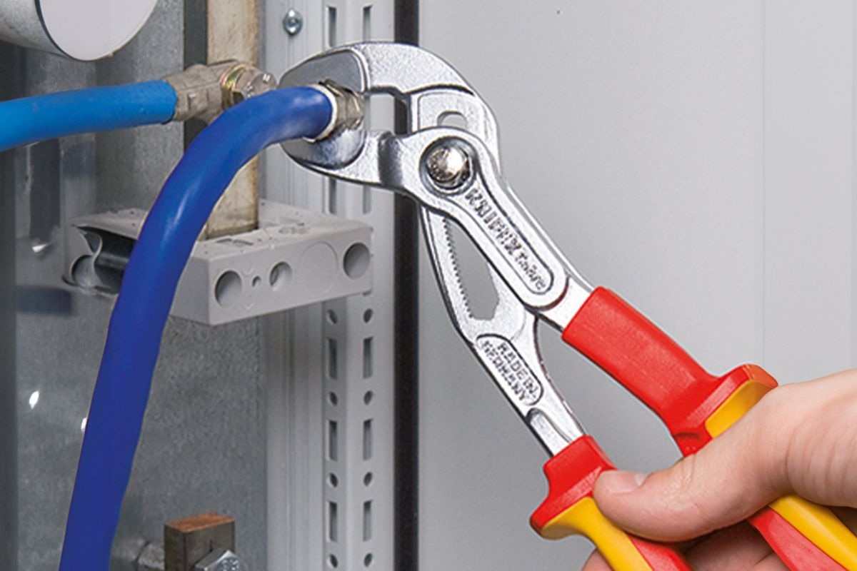 KNIPEX introduces new water pump pliers